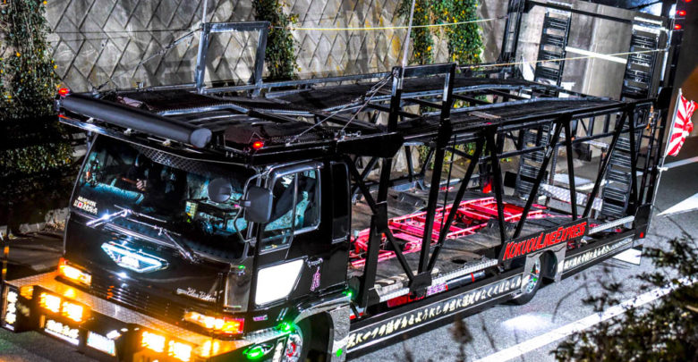 かっこよくて不気味なデコトラ愛国街宣車のキャリアカー黒櫻丸Blog